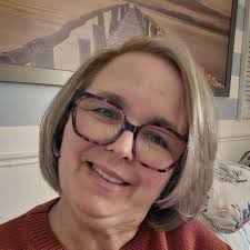 Aidez la belle Yasmin à choisir sa tenue pour le bal du Mac. Pourquoi  acheter une robe qui finira par prendre la poussière dans le garde robe ?  Louez!