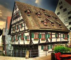 Die großzügig bemessene wohnfläche von 4586000 qm sollte interessenten, die in ulm ein haus kaufen möchten, die suche nach dem richtigen objekt leicht machen. Hotel Schiefes Haus Ulm Foto Bild Architektur Motive Bilder Auf Fotocommunity