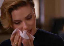Scarlett Johansson en larmes en découvrant le passé de sa famille ! (VIDEO) 