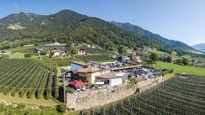 Darin enthalten sind etwa wichtige maßnahmen und checklisten für mitarbeiterinnen, den laufenden betrieb sowie anleitungen hinsichtlich krisenmanagements und notfallplanung. Restaurant In Dorf Tirol Willkommen Im Restaurant Seilbahn