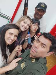 Las niñas de Azul Simplemente gracias- gracias y más gracias... Cada humano  que me abrazo, me brindo afecto,me levanto cuando me rompí , años que me  cuidan , y a los que