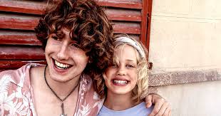 Platenlabels staan 'in de rij' voor Nederlandse Liv (12) en Lou (18) na lof  van grote sterren, maar ze tekenen niet