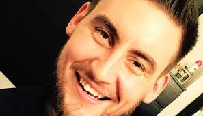 Chàng Trai Kiếm Nhiều Tiền Nhờ Bán Mỹ Phẩm Nam Giới