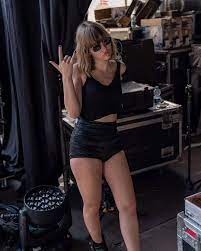 Along with victoria, the band includes other members, including damiano david (lead singer), thomas raggi (guitarist), and ethan torchio (drummer). Maneskin Victoriadeangelis Bassistgirl Malabellezza Rock Rockstar Queenvic Queen Rockband Bassist Victoria Fashion Girl Crushes Alternative Outfits