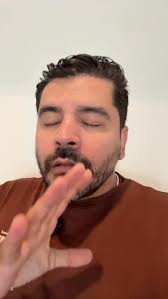 Um manifesto sobre o balcão como ritual não como móvel., Texto que expõe o  bar como território de presença, escuta e impacto humano., Aqui, o  bartender não executa drinks: entra em cena, sustenta ...