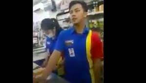 Di medsos, viral video diduga orang tua sedang memarahi kasir minimarket indomaret karena anaknya dilayani saat top up voucher game online rp 800 ribu. Respons Viral Ortu Marahi Kasir Indomaret Janjikan Hal Ini