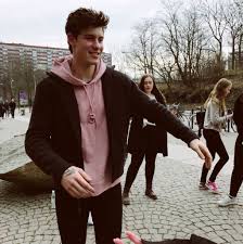 Bei der preisverleihung soll shawn mendes nun backstage hailey baldwin geküsst haben, die ehemalige freundin von justin bieber (quelle. Shawn Mendes Updates On Twitter You Should Wear Pink More Often Shawnmendes