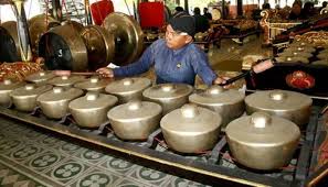 Bentuknya berupa beberapa gong berbentuk kecil, yang penempatannya disusun secara berderet. Eksotisme 10 Alat Musik Tradisional Yogyakarta Yang Menawan