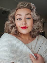 Wow, upea!😍✨ Multa ei löydy suoraan retroa, mutta meikki sekä kauneus  inspoa löytyy laidasta laitaan 🥰 @aiyda.ndiaye