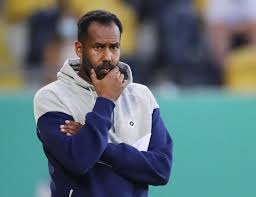 The vfl osnabrück head coach takes the time to shake everyone's hand and say hello. Hamburger Sv Trainer Thioune Gegen Alte Widerstande