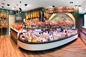 Proyecto De Charcuteria Gracia Realizado Por Singular Shop Vitrina Colocada En Diagonal Y Decoracion Negra Para Resaltar Mas Fiambreria Charcuteria Carniceria