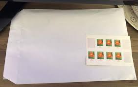 Briefmarke — die briefmarke, n (grundstufe) ein kleiner zettel, den man auf der post kaufen kann und den man auf einen brief aufklebt synonym: Grossbrief Beschriften Post Versand Dhl