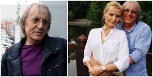 A fost absolvent al institutului de educație fizică și sport din bucurești în anul 1973, a absolvit și școala populară de artă, clasa florica orăscu. Mihai Constantinescu Probleme De Sanatate Ce Diagnostic I Au Pus