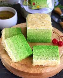 Blender daun pandan bersama santan kelapa, saring dan peras. Resep Bolu Kukus Pandan Keju Santan Super Lembut