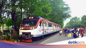 Gamabr kereta yg banyak atas jalan raya. Jalur Kereta Unik Yang Membelah Kota Solo