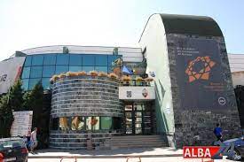 În primul cartier, de azur, se află pasărea cruciată a țării românești, de aur, însoțită de soare în dreapta și de lună în stânga, tot de aur. Audit Extern La PrimÄƒria Alba Iulia De 25 000 De Euro Cei Aproape 800 De AngajaÈ›i EvaluaÈ›i Care Este Principala ProblemÄƒ Alba24