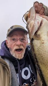 This is why you go fishing in the snow!! What a day at the office!!  @johncrewsbassfish @thebasscast @fishingthedmv @megan_wiise #snow #fishing  #fyp