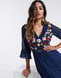 asos design lace insert pleated midi dress with embroidery in navy asos robe mi longue robe midi plissee robes midi