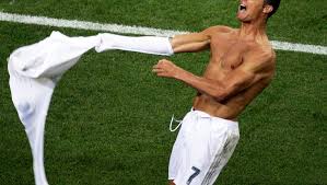 In einem neuen kampagnenfilm von nike tauschen der fußballstar und ein junger fa. Cristiano Ronaldo Und Co Warum Fussballer Immer Muskuloser Werden Der Spiegel