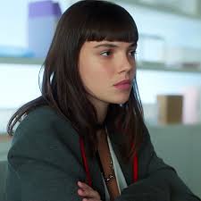 They are rebeka and mencia, characters from the spanish netflix series. 5iknu 4f B1him