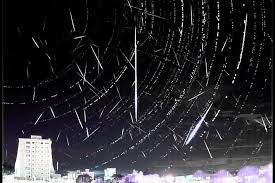 Embora hoje em dia associemos estes meteoros ao rasto de poeiras deixado pelo cometa 96p/machholz, nem sempre foi assim. Chuva De Meteoros Liridas Pode Ser Observada No Ceu Do Rs A Partir Da Noite Desta Quinta Rio Grande Do Sul G1