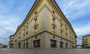 Omdat hij zo zacht sluit, gaat de bank langer mee en blijft hij mooi. Corner Bank Setzt Wachstumskurs Fort