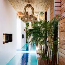 Un Couloir Contemporain Propice A L Evasion Couloir Maison De Caractere Deco Sol