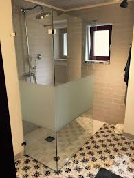 Walk In Dusche Mit Teilflachiger Satinierung Motiv Charme Glasduschen Eckduschen Moderne Dusche