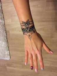 Tatouage Bracelet Les Modeles Qui Nous Inspirent Kol Bandi Dovmesi Grup Dovme Dantel Dovmesi