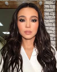 Pretty And Fun Smokey Olive Green Eye Shadow Colors To Make Brown Eyes Pop Shiny And Metallic Gold Brown Eyes Pop Makeup Looks For Brown Eyes Dark Eye Makeup