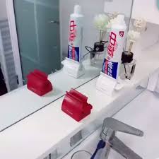 1pc Rolling Tube Toothpaste Squeeze Video Toothpaste Squeezer Toothpaste Household Hacks