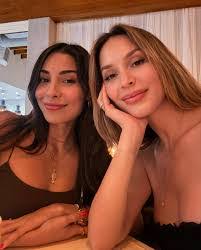 Elaine Gregory's Instagram, Twitter & Facebook