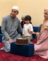 Jutaan tahniah diucapkan kepada amar baharin dan amyra rosli yang telah pun selamat bergelar suami isteri sekitar jam 5.15 petang tadi. Amar Baharin Kongsi Video Tawaf Kaabah Ramai Sebak Rindu Pergi Ke Sana Erin Sakura