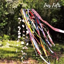 Windspiel Aus Bunten Bandern Muscheln Und Schneckenhausern Windspiele Selbstgemachte Windspiele Windspiele Diy