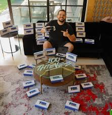 Derek Hickerson (@PredsManDerek)