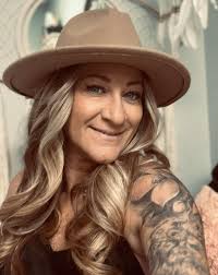 We currently have a vacancy at No.42 Hair and Beauty for a self employed  stylist. Excellent daily rent for the area. All enquiries will be kept  confidential.