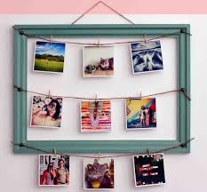 Coloca tus imágenes favoritas en unos marcos de fotos y recuerda tus mejores momentos. 7 Ideas Geniales Para Decorar Con Marcos Handfie