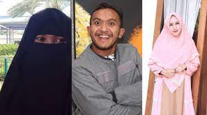 Indadari merasa ada jin yang menganggunya berdakwah. Kilas Balik Perjalanan Cinta Caisar Indadari Hingga Almaratu Intan Kumparan Com