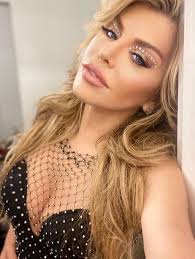 Am fost mici, acuma suntem mari! Nici Dragusanu Nu O Arde In Felul Asta Fanii Innebuniti De Miscarile Pe Care Loredana Groza Le Face La Sala Video