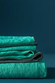 Nappe En Lin Lave Vert Emeraude Et Bourdon Contraste Anthracite Ideal Pour Dresser Une Table Au Style Decontracte Chic C Nappe Lin Nappe Verte Linge De Table