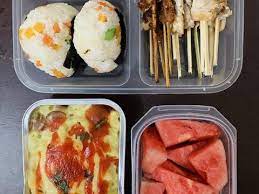 Lalu suami di kantor makan dengan bahagia dan sumringah karena masakan istrinya enak banget. 5 Fakta Di Balik Viral Bikin Bekal Untuk Suami Dari Dipuji Hingga Dinyinyiri