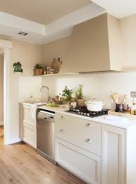Iluminación cocinas blancas y grises: Cocina En Beige Y Blanco Con Campana De Obra 00426598 Cocinasblancas Kitchen Design Kitchen Interior Home Kitchens