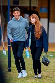 Ngôi sao nhóm Girls Aloud, Nicola Roberts, tiết lộ cô đã đính hôn với một cầu thủ bóng đá và khoe chiếc nhẫn khổng lồ - Mirror Online