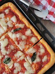 Dati i forni non professionali, potrebbe sembrare una sfida impossibile per chi come me è appassionato di lievitati. Pizza Croccante In Teglia Bimby Ricetta Economica
