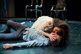 Transmisiunea piesei de teatru „romeo si julieta marcheaza 450 de ani de la nasterea lui shakespeare, oferind un spectacol de neuitat atat pentru iubitorii de teatru, cat si pentru cei care vizioneaza pentru prima data o piesa a clasicului autor britanic. Teatrul Mic