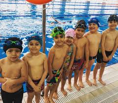 Her yaş grubu için özel ders verilmektedir. Genclerbirligi Yuzme Kulubu Ankara Yuzme Kurslari