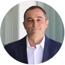 Aliatges amb memòria de forma per reforçar bigues de formigó armat que  n'incrementa la resistència a esforç tallant