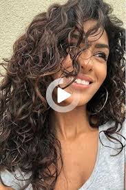 Sachant que la tenue sera la pièce forte de votre look, il vaut mieux. 14 Must Try Frisuren Fur Langes Lockiges Haar Cheveux Longs Boucles Coiffure Cheveux Long Coiffure