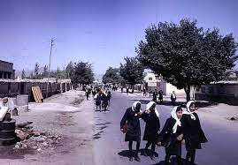 On estime la population de kaboul à 75 000 en 1900, environ 150 000 habitants dans les années 1930, 513 000 au recensement de 1972 (1,3 million dans la province de kaboul), 600 000 en 1978, et près de 2 millions quatre ans plus. Voici Comment Les Afghans Profitaient Impunement De Leur Liberte Dans Les Annees 1960 Avant L Arrivee Des Talibans