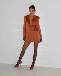 Kendall jenner and emily ratajkowski showed up to last nights philadelphia 76ers versus san antonio spurs game in philly, and the two models wore matching black ribbed knit turtle neck mini. Yikes Kendall Jenner And Emily Ratajkowski Are Being Sued For Promoting Fyre Festival Celebs News Cosmopolitan Middle East